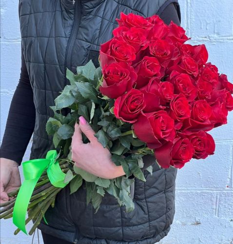"Севилья"- букет из красных роз с доставкой по городу по Черной Грязи
